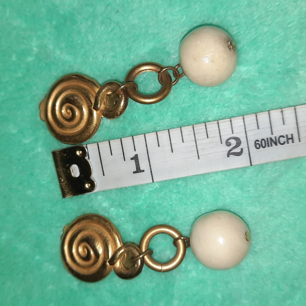 Elegant Vintage 2 Pairs Silver & White, Brassy Gold color Clips - Picture 6 of 7